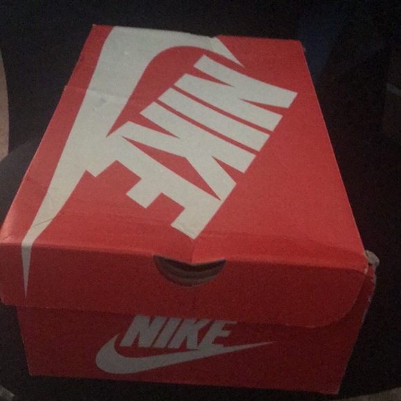 Nike Gym Shoe - Picture 7 of 7